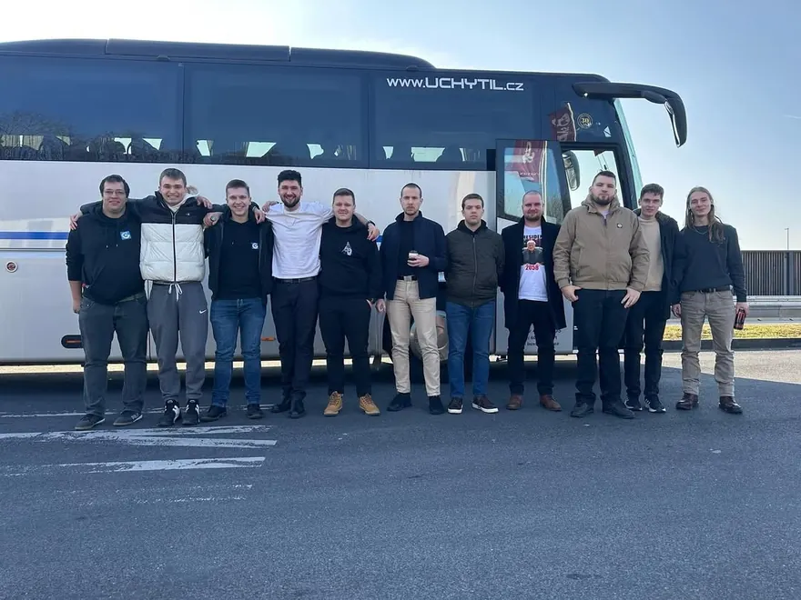 Skupina členů klubu před autobusem na výjezdu do Bruselu