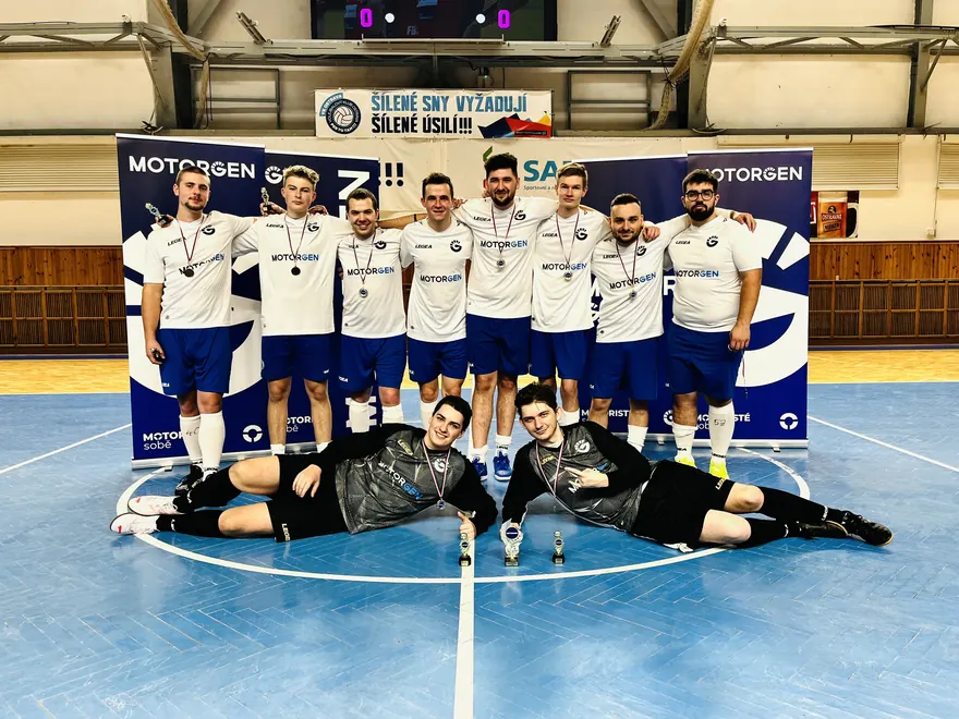 Futsalový tým Motorgenu v klubových dresech na palubovce