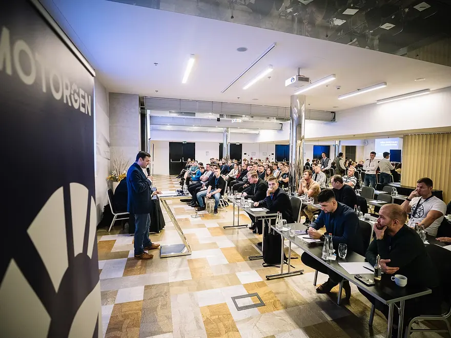 Sál celostátního sněmu Motorgenu s bannerem klubu