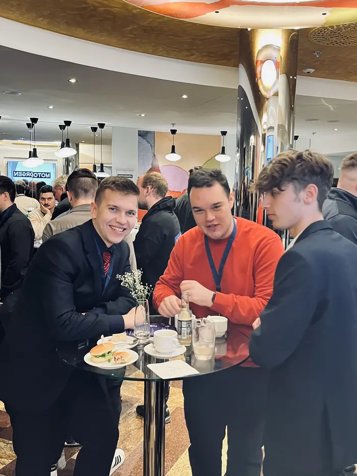 Členové klubu při neformálním setkání