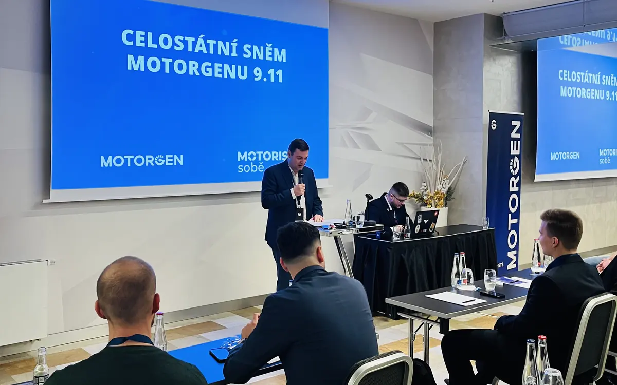 Celostátní sněm Motorgenu — řečník na pódiu před členy